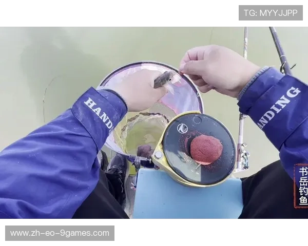 钓鱼游戏中弟弟意外钓上一条巨型怪物引发惊天逆袭事件